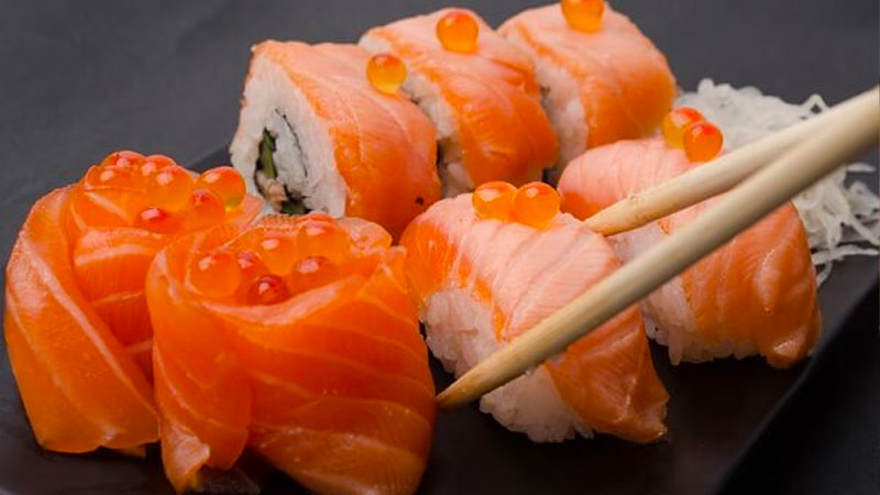 Thưởng thức sushi