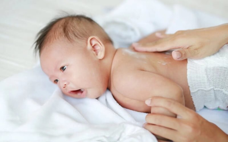 Cách sử dụng kem dưỡng ẩm cho bé