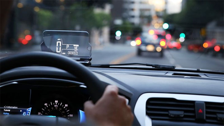 Màn hình HUD - Đừng bỏ lỡ cơ hội cải thiện trải nghiệm lái xe của bạn với màn hình HUD độc đáo. Hiển thị thông tin trên kính lái và giữ ấn tượng với công nghệ hiện đại này.