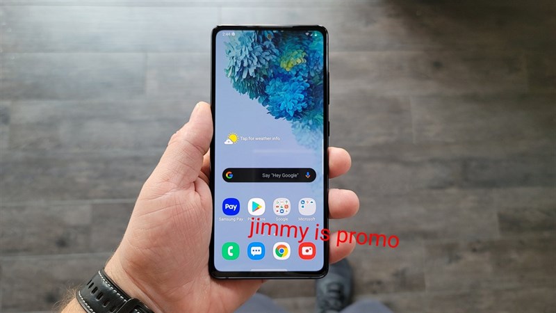 Galaxy S20 FE 5G lộ ảnh thực tế trên tay người dùng với màn hình ‘nốt ruồi’, 3 camera mặt sau, cấu hình chi tiết cũng được tiết lộ