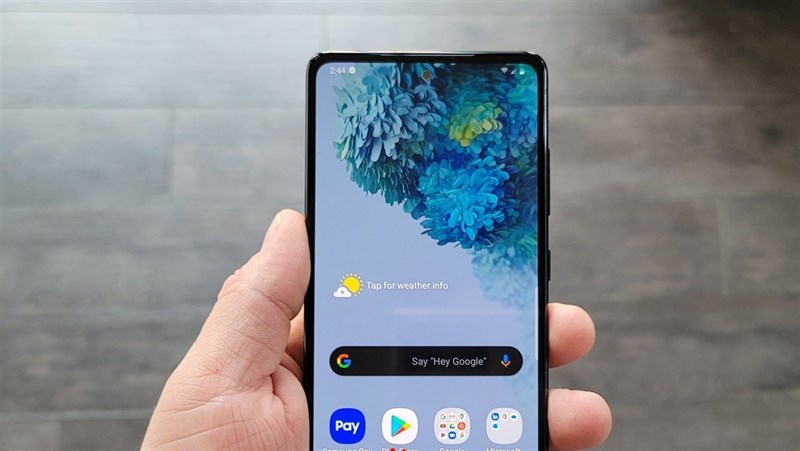 Galaxy S20 FE 5G lộ ảnh thực tế trên tay người dùng với màn hình ‘nốt ruồi’, 3 camera mặt sau, cấu hình chi tiết cũng được tiết lộ Galaxy S20 FE 5G lộ ảnh thực tế trên tay người dùng với màn hình ‘nốt ruồi’, 3 camera mặt sau, cấu hình chi tiết cũng được tiết lộ