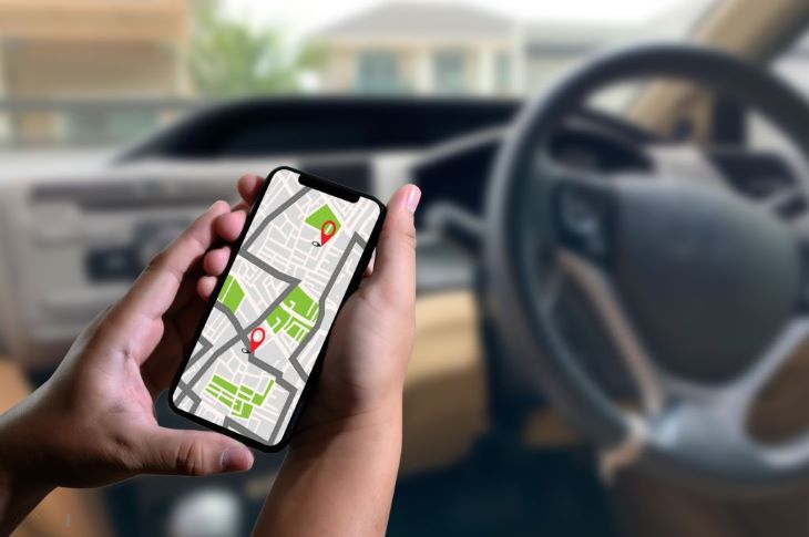 Mở ứng dụng định vị xe ô tô trên điện thoại của bạn để xem định vị ô tô