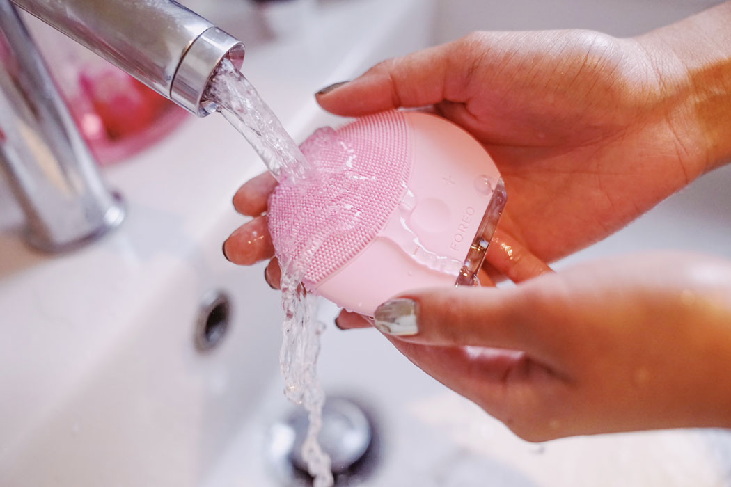 vệ sinh máy rửa mặt đúng cách để không hại da