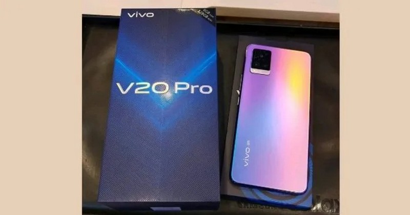 Vivo V20 Pro 5G phiên bản RAM 8GB lộ ảnh thực tế bên cạnh hộp đựng, thiết kế được xác nhận với cụm 3 camera mặt sau Vivo V20 Pro 5G phiên bản RAM 8GB lộ ảnh thực tế bên cạnh hộp đựng, thiết kế được xác nhận với cụm 3 camera mặt sau