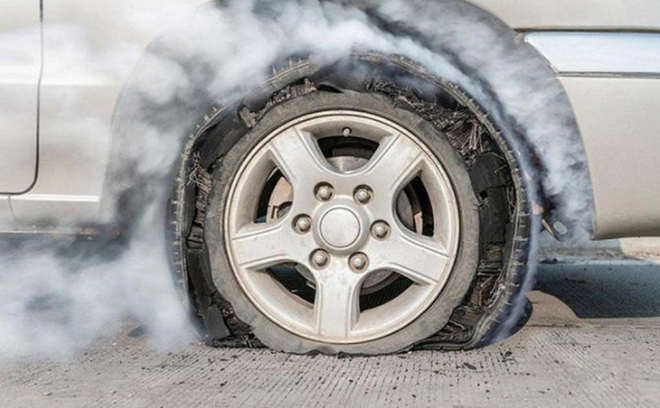 Kiểm soát áp suất bên trong lốp xe không tốt có thể gây nổ lốp xe bất kỳ khi nào