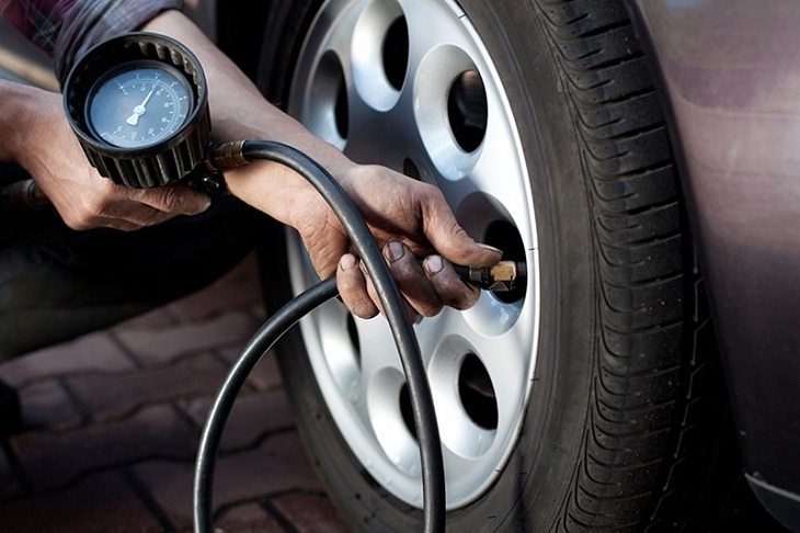 Cảm biến áp suất lốp xe là gì? Nên mua cảm biến gắn trong hay ngoài