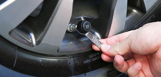 Cảm biến áp suất lốp xe là gì? Nên mua cảm biến gắn trong hay ngoài