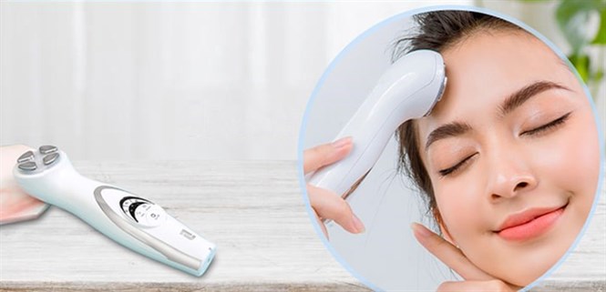 Có nên mua máy massage mặt không? 6 công dụng và sai lầm khi sử dụng máy massage mặt