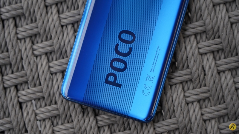 Logo nổi bật ở mặt sau của POCO X3 NFC