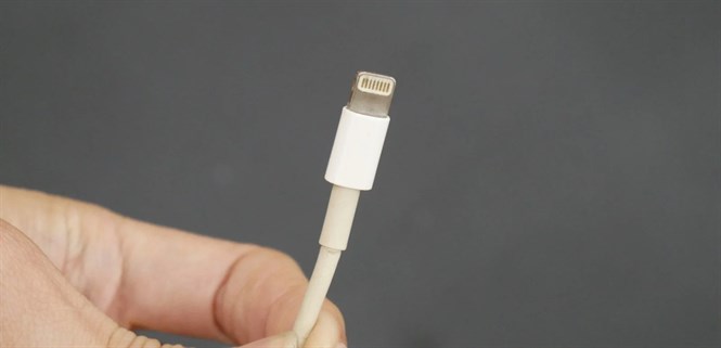 Cách vệ sinh dây sạc, tai nghe, dây cáp màu “cháo lòng” trắng tinh như mới