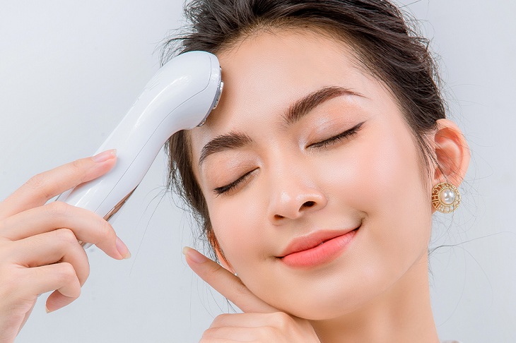 Máy massage mặt là công cụ đắc lực trong việc chăm sóc làm da 