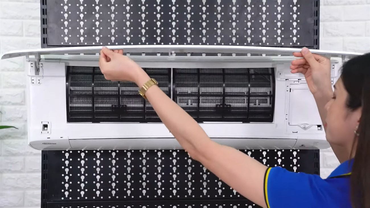 Dễ vệ sinh với nắp dàn lạnh có thể mở lên