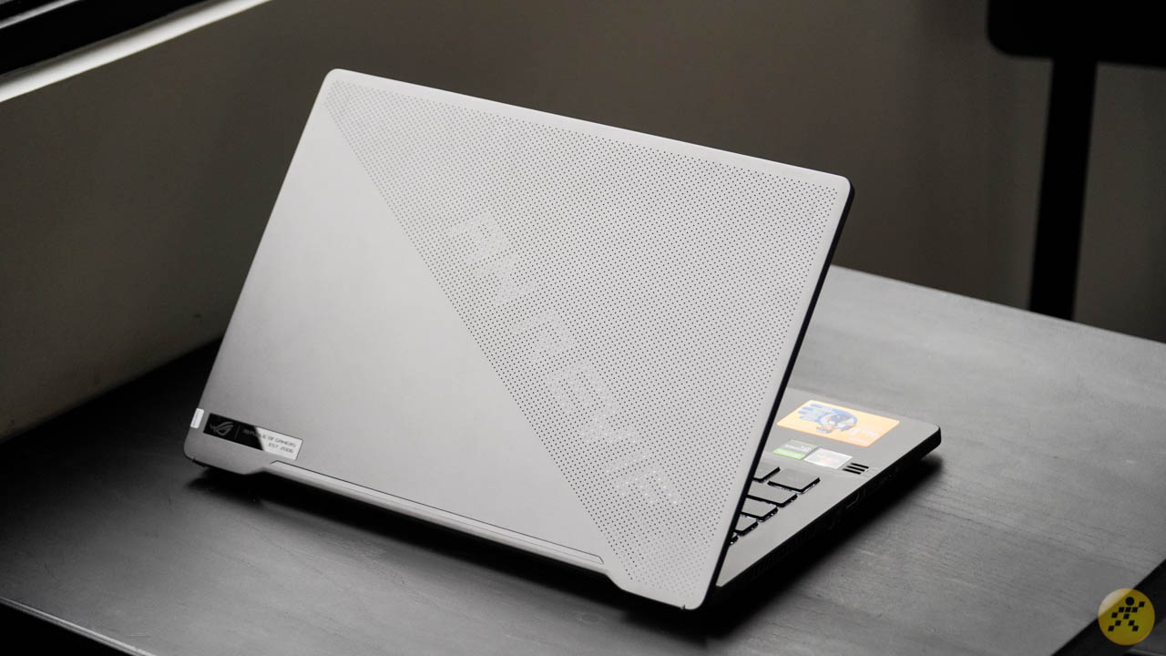 Mặt lưng của ROG Zephyrus G14 có thể tùy biến dễ dàng