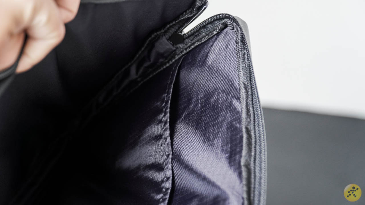 Bên trong túi đựng có hai ngang có thể bỏ vừa 2 chiếc laptop Bên trong túi đựng có hai ngang có thể bỏ vừa 2 chiếc laptop