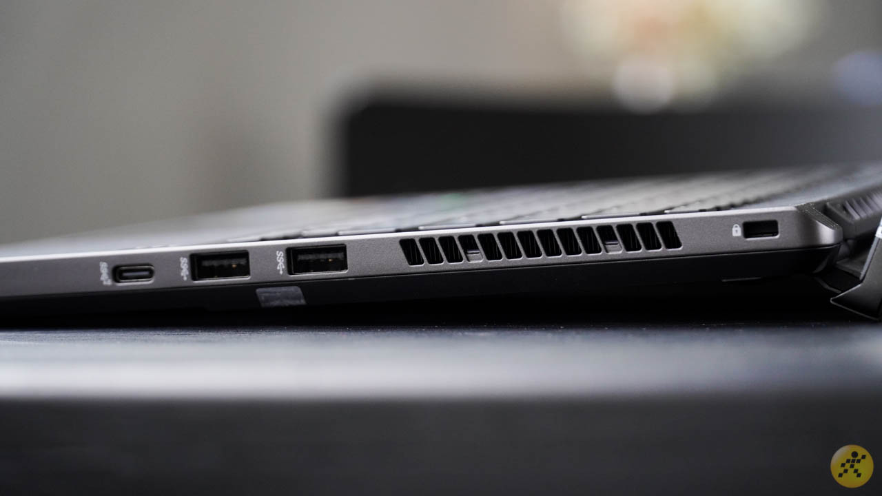 Cạnh phải của chiếc laptop Cạnh phải của chiếc laptop