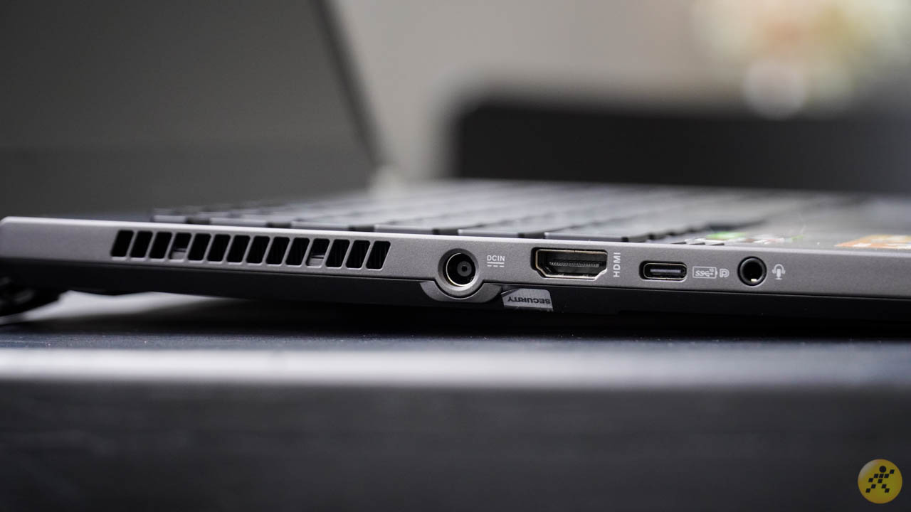 Cạnh trái của chiếc laptop Cạnh trái của chiếc laptop