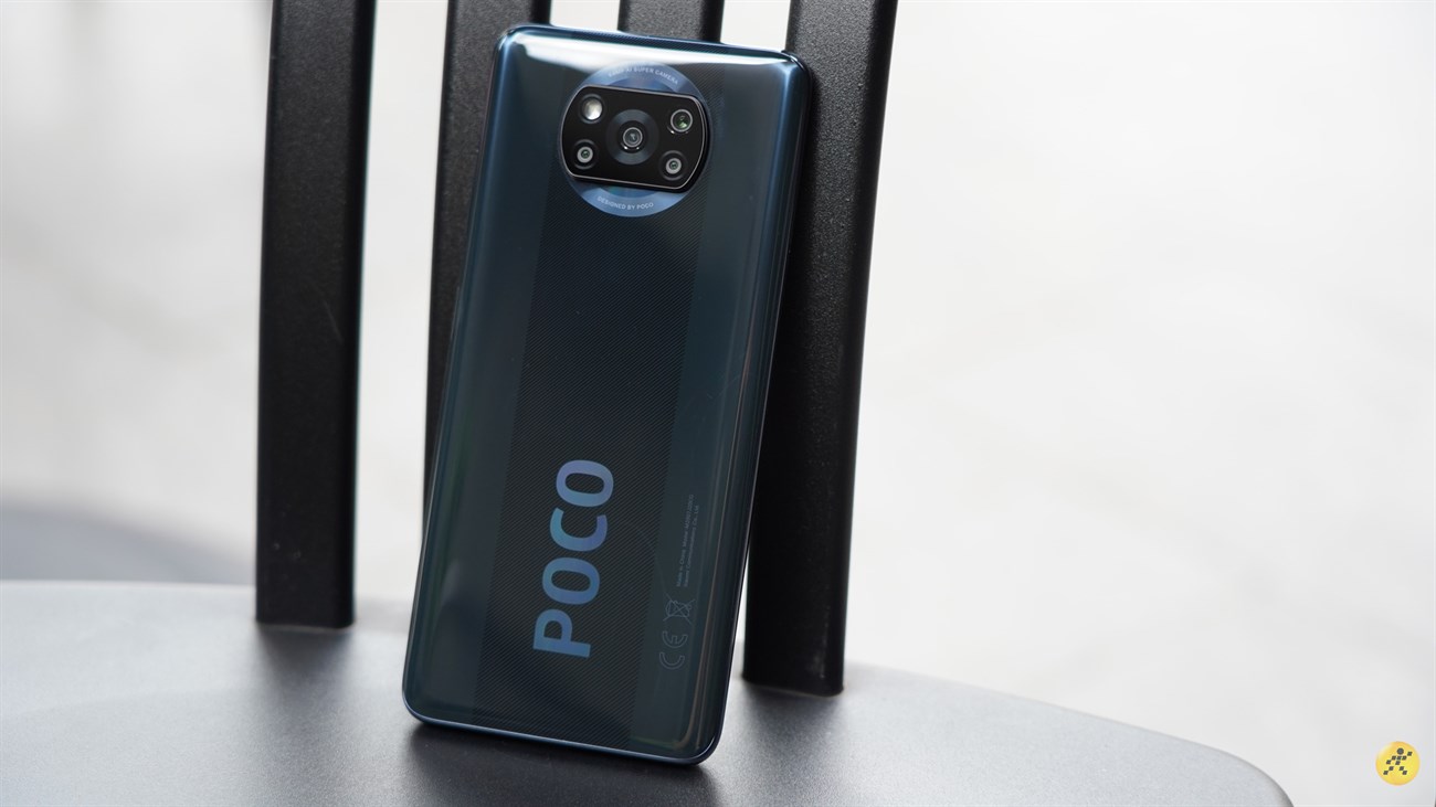 Máy có khung bằng kim loại còn mặt lưng làm bằng nhựa bóng