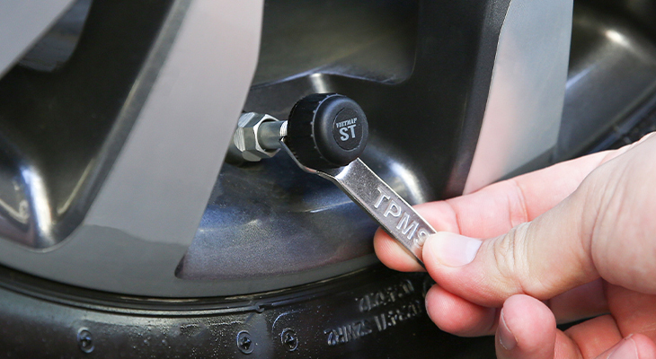 Hướng dẫn lắp đặt cảm biến áp suất lốp xe Vietmap V1 > Bước 3: Dùng cờ lê chuyên dụng khóa chặt đai ốc