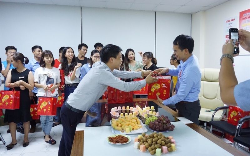 Tặng vào thời điểm thích hợp