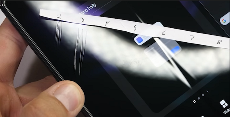 Màn hình xuất hiện những vết hằn