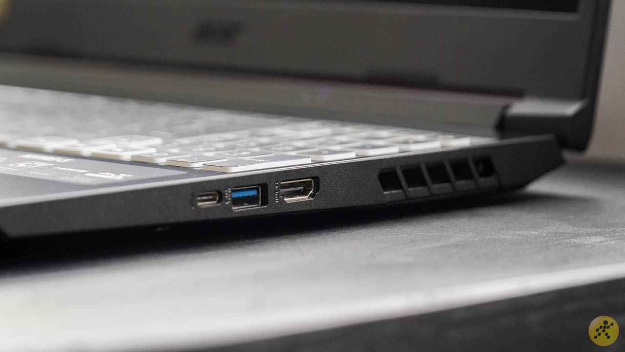 Cạnh phải của Acer Nitro 5 i7 Gen 10H