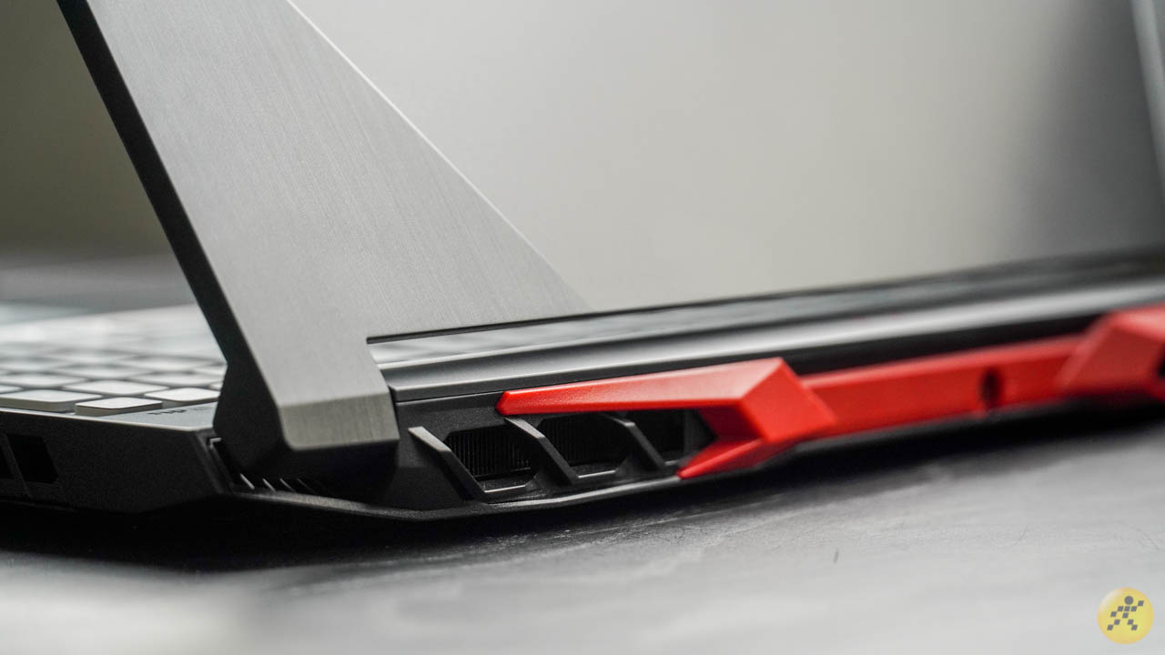 Tản nhiệt ở cạnh sau của laptop