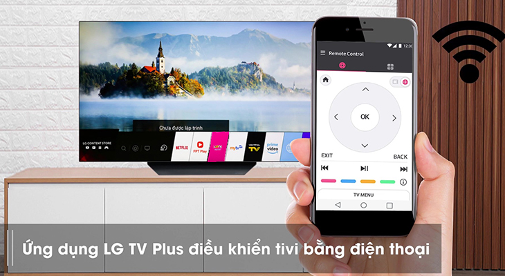 Điện thoại có cài đặt ứng dụng LG TV Plus để điều khiển tivi
