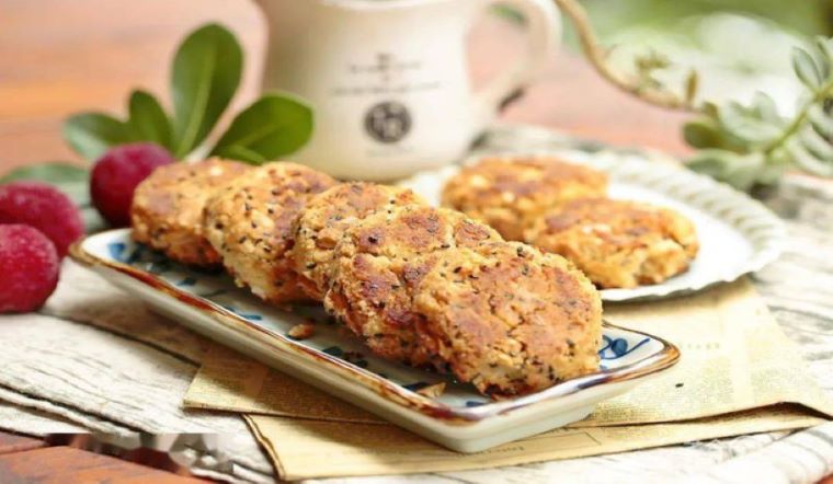 Chẳng cần lò nướng vẫn làm được bánh quy đậu phộng giòn tan, mang lên công ty ai cũng đòi ăn 'ké'