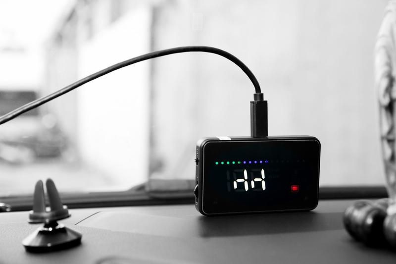 Thiết bị hiển thị thông tin trên kính lái HUD Vietmap V200