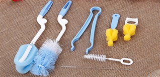 Mẹo chọn mua những dụng cụ cần có để vệ sinh bình sữa và núm ti