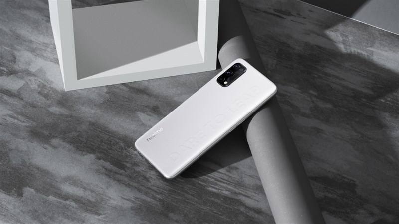 Đại diện Realme chia sẻ những hình ảnh render chính thức của Realme Q2 Pro với thiết kế phủ da, 4 camera mặt sau 