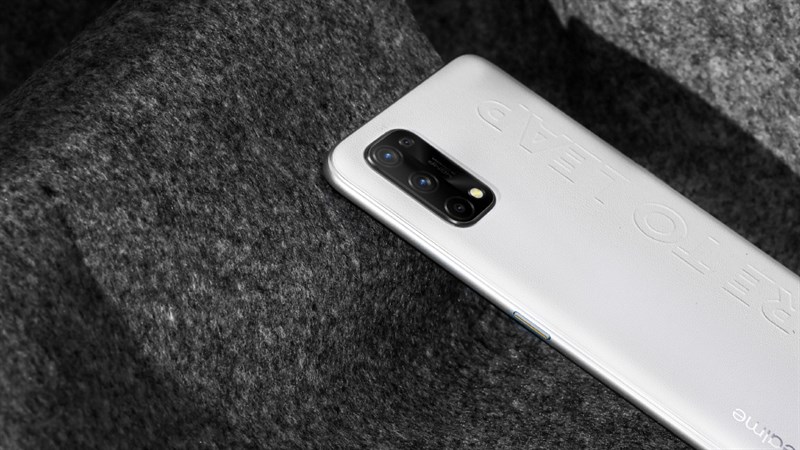 Đại diện Realme chia sẻ những hình ảnh render chính thức của Realme Q2 Pro với thiết kế phủ da, 4 camera mặt sau 