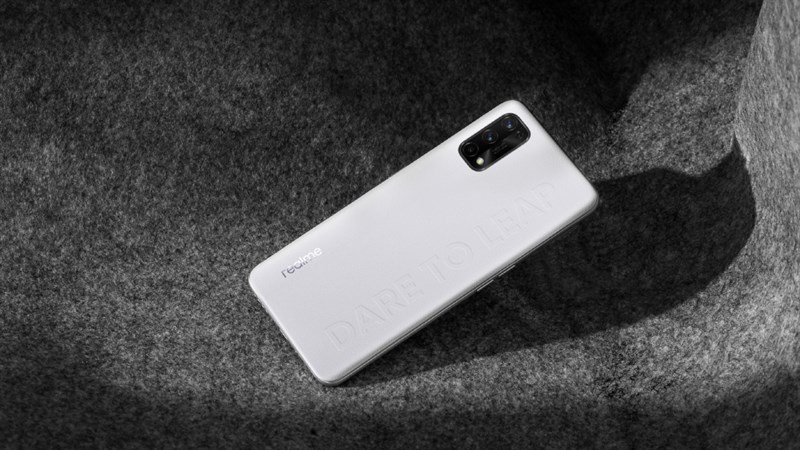 Đại diện Realme chia sẻ những hình ảnh render chính thức của Realme Q2 Pro với thiết kế phủ da, 4 camera mặt sau 