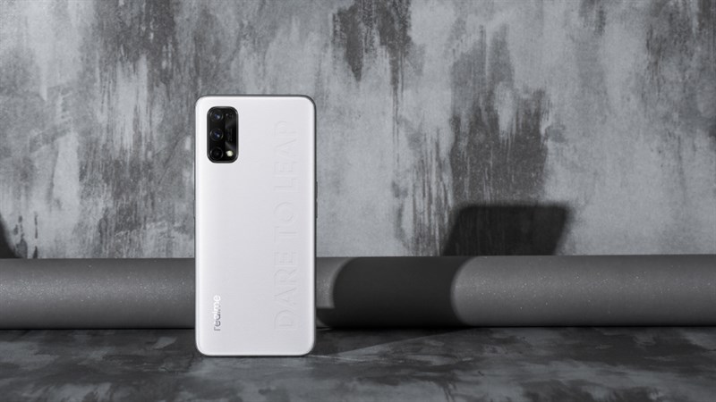 Đại diện Realme chia sẻ những hình ảnh render chính thức của Realme Q2 Pro với thiết kế phủ da, 4 camera mặt sau 