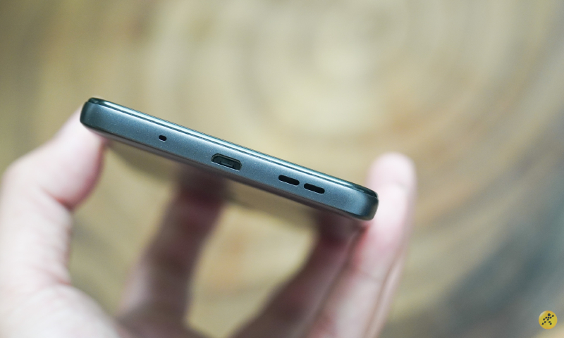 Cạnh đáy máy là nơi đặt loa và micro thoại cũng như cổng sạc micro USB