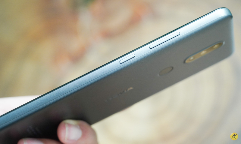 Cạnh phải với phím nguồn và phím tăng giảm âm lượng