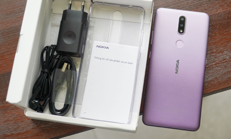 Máy và phụ kiên đi kèm sau khi đã được mở hộp 