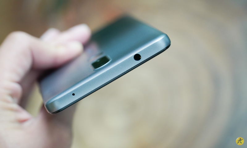 Đỉnh máy với jack cắm 3.5mm và mic thu âm