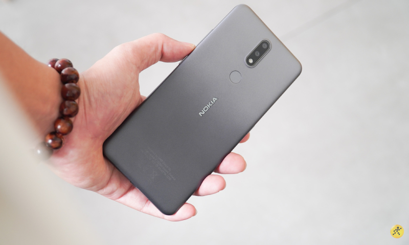 Nokia 2.4 khi được cầm trên tay 