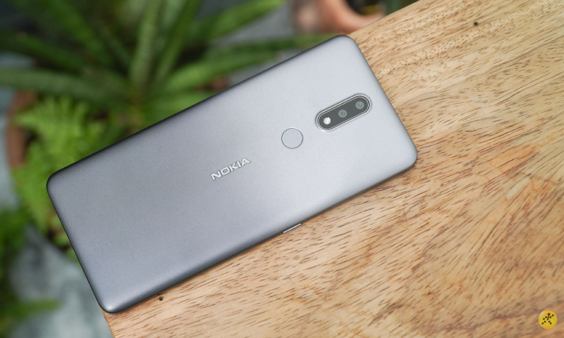 Mặt sau với cụm camera và cảm biến vân tay của Nokai 2.4