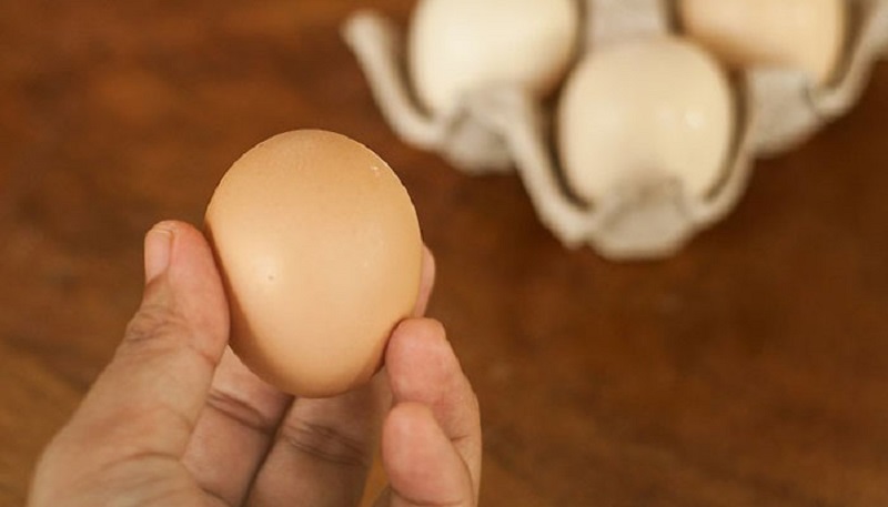 trứng tươi, mới thì lớp vỏ ngoài có phấn mỏng và trắng