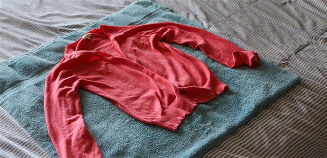 Mẹo làm giãn quần áo thun, len, jean bị co rút sau khi giặt, sấy bằng máy
