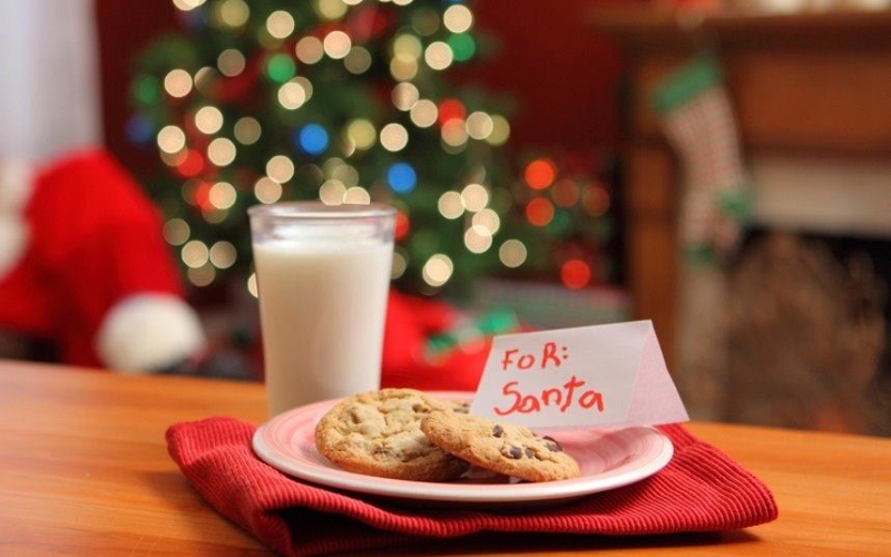 Ông già Noel ăn bánh quy và uống sữa