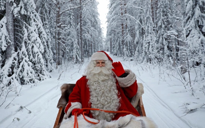 Tại sao ông già Noel lại mặc quần áo màu đỏ?