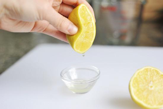 Cut the lemon in half and squeeze out the juice.