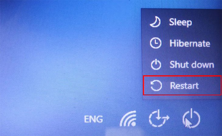 Tại màn hình Welcome, chọn Power, sau đó vừa nhấn giữ Shift vừa chọn Restart