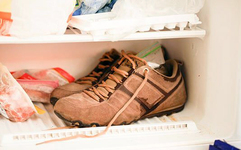 Cho giày vào ngăn đá để chống mùi hôi giày