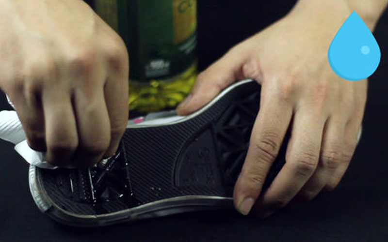 Dùng lọ tẩy sơn móng tay để loại bỏ bã kẹo cao su ra khỏi đế giày