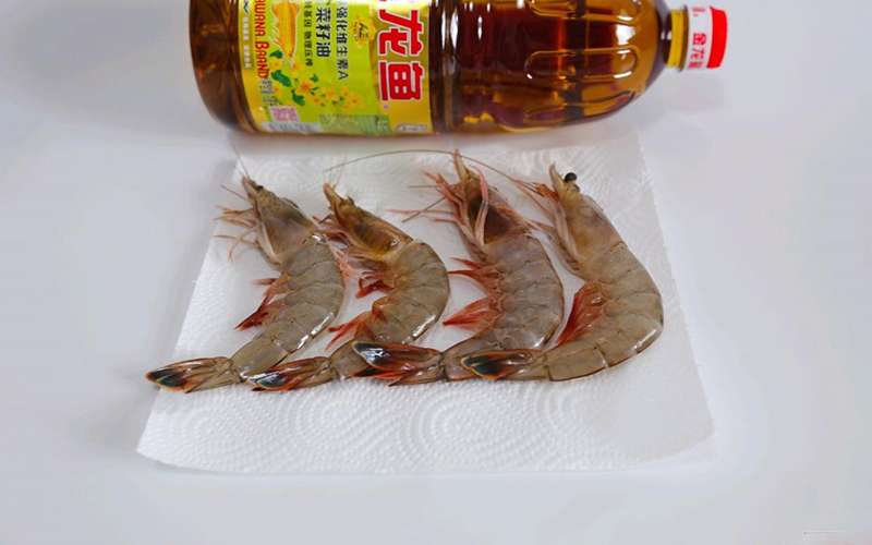 Tôm rửa sạch, bỏ phần chỉ đất trên lưng