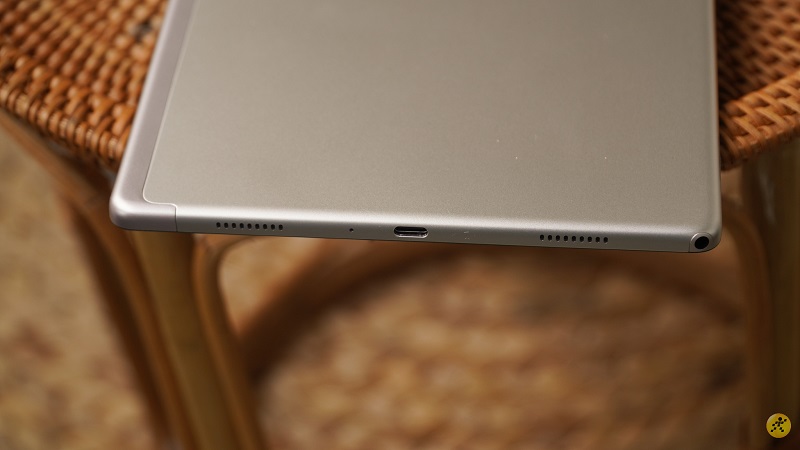 Cạnh dưới của máy có thêm hai loa cùng jack cắm tai nghe 3.5 mm